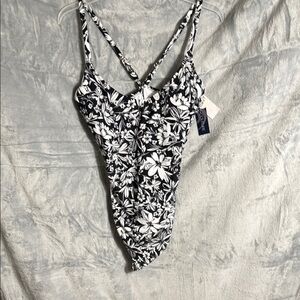 NWT women’s plus size 2X Floral Black and White One Piece Swimsuit no underwire